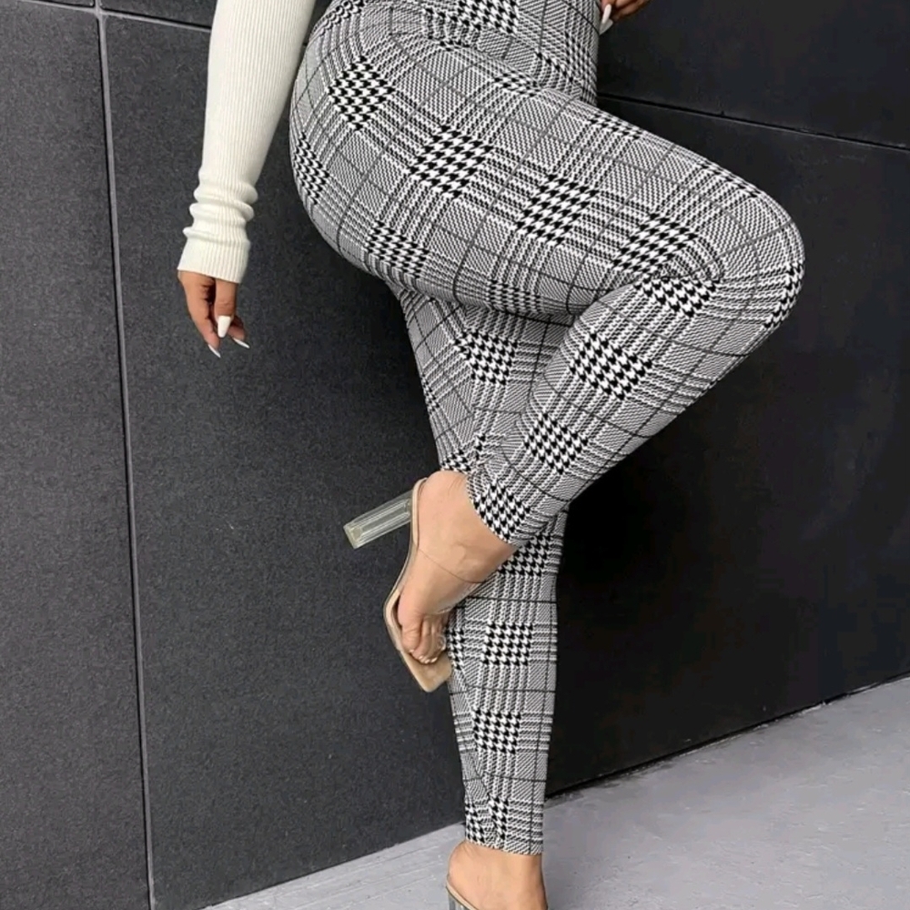 SHEIN Black and White Leggings with High-Waisted Fit